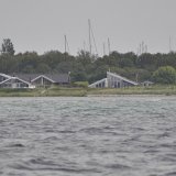 Schyssta villor på stranden utanför Öer.. (Notera gärna masterna i bakgrunden - båtar inne i Öer´s gästhamn)